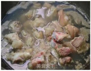 酸萝卜蹄花汤的做法步骤：1