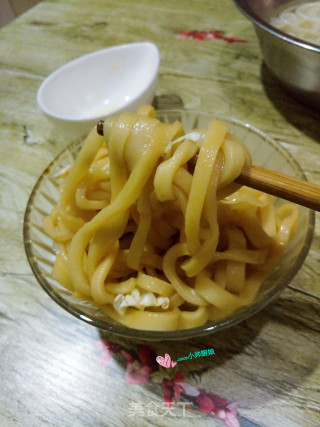 酱油拌面~酱油拌手擀面
十分钟就能吃到不需要卤子的面条！
