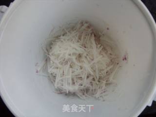 菜鸟也能做绵软可口的--------------------萝卜丝糊塌子的做法步骤：2