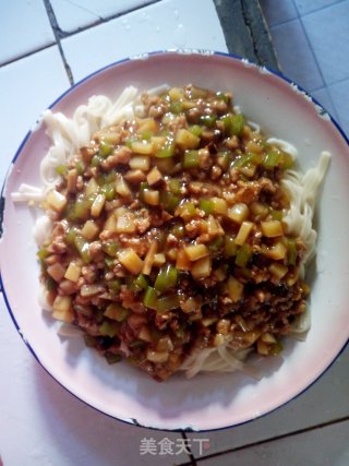 青椒土豆香菇肉丁卤面条