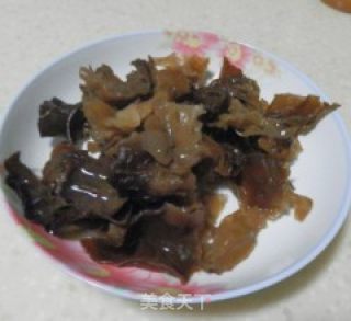 木耳炒肉丝的做法步骤：2