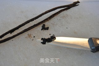 卡仕达小面包 如何自制卡仕达奶油馅 (葡萄干天然酵母）的做法步骤：2