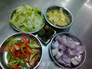 西芹炒鸡块的做法步骤：1