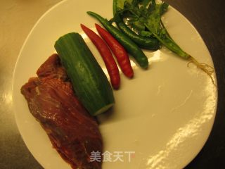 双椒拌牛肉的做法步骤：1