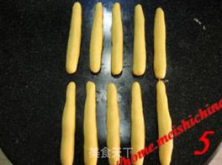 万圣节恐怖点心—女巫手指饼干的做法步骤：5