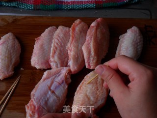 蜜煎泡椒鸡翅的做法步骤：1