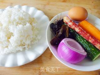【换个花样吃米饭】腊味什锦炒饭的做法步骤：1