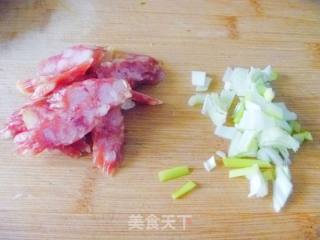 【换个花样吃米饭】腊味什锦炒饭的做法步骤：2