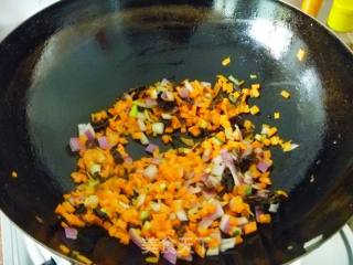 【换个花样吃米饭】腊味什锦炒饭的做法步骤：9