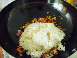 【换个花样吃米饭】腊味什锦炒饭的做法步骤：10