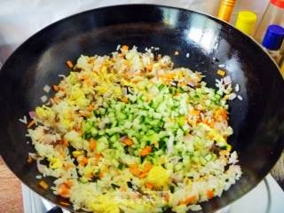 【换个花样吃米饭】腊味什锦炒饭的做法步骤：12