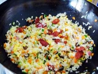 【换个花样吃米饭】腊味什锦炒饭的做法步骤：13