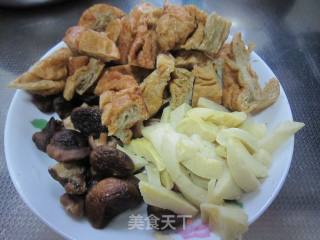 香菇冬笋面筋的做法步骤：1