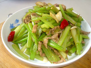 芹菜炒肉的做法