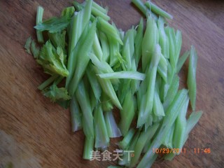 西芹炒百合的做法步骤：1