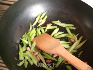 西芹炒百合的做法步骤：3