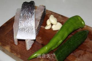 蒜烧深海鲈鱼的做法步骤：1