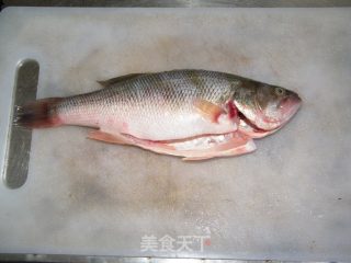 清蒸鲈鱼的做法步骤：1