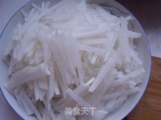 萝卜丝炒牛肉的做法步骤：1