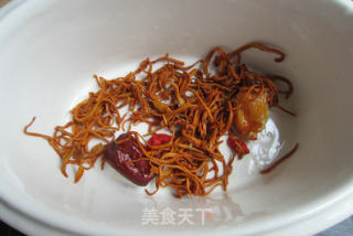 金虫草淮山鸡汤的做法步骤：2