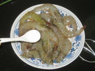 避风塘虾的做法步骤：2