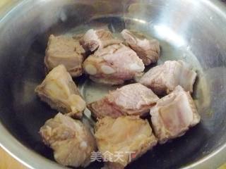 【养生汤煲】秋季养生佳品---萝卜排骨汤的做法步骤：3