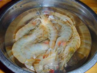 【家庭快手小炒】蚝油鲜虾炒芹菜的做法步骤：1