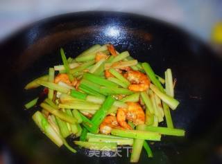 【家庭快手小炒】蚝油鲜虾炒芹菜的做法步骤：10
