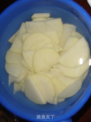 土豆烧鸡肉片的做法步骤：2