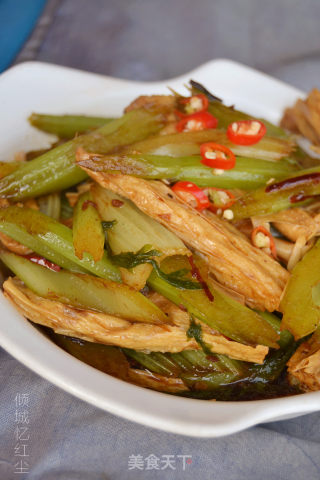【安徽】芹菜炒腐竹的做法