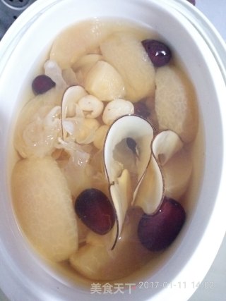 海底椰苹果桂圆红枣银耳甜汤的做法