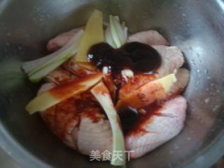 诱惑你的味蕾——腐乳汁烧鸡翅的做法步骤：2