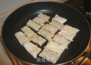 用馄饨皮做春卷的做法步骤：4