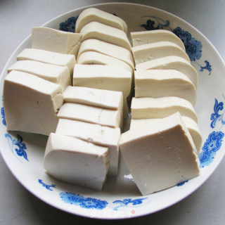 家常美味——白菜烧豆腐的做法步骤：1