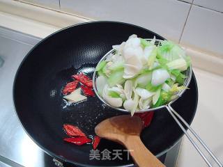 西芹百合炒虾球的做法步骤：6