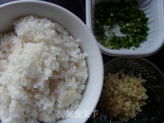 蒜香炒饭的做法步骤：1