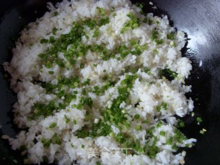 蒜香炒饭的做法步骤：4