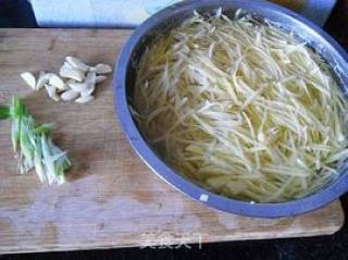 简简单单家常菜 ---  【素炒土豆丝】的做法步骤：2