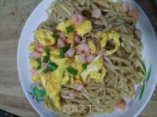 鲜虾鸡蛋炒面的做法
