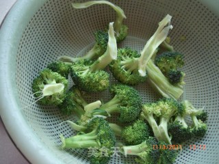 蚝油西兰花炒虾仁的做法步骤：1