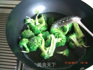 蚝油西兰花炒虾仁的做法步骤：7