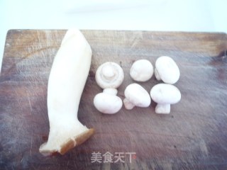 蘑菇炒肉片的做法步骤：1