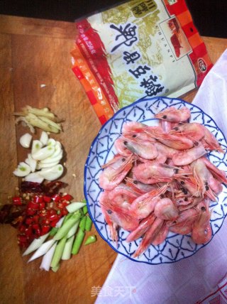 辣炒小红虾（仔虾）的做法步骤：1