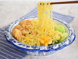 【河北】面筋球鲜虾鱼板面的做法