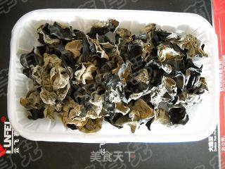 三椒黑木耳的做法步骤：1
