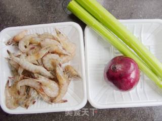 上班族的快手小炒--------------------西芹洋葱炒虾的做法步骤：1