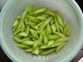 上班族的快手小炒--------------------西芹洋葱炒虾的做法步骤：5