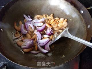 上班族的快手小炒--------------------西芹洋葱炒虾的做法步骤：8