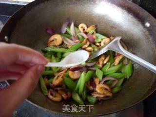 上班族的快手小炒--------------------西芹洋葱炒虾的做法步骤：10