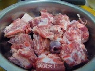 【山珍野味】野山菌吃法---松蘑烧排骨的做法步骤：1